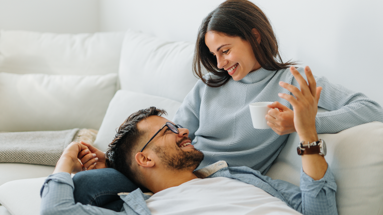 Historias reales de quienes confiaron en nosotros Pareja disfrutando de su hogar